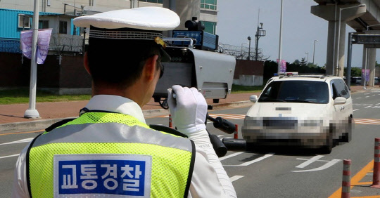 경찰이 과속 차량을 단속하고 있다.<연합뉴스>